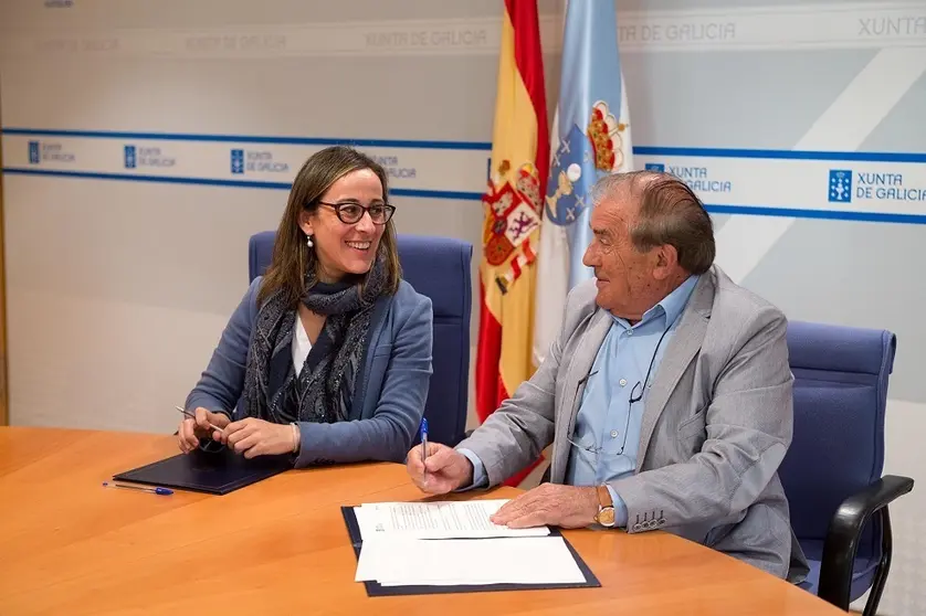 A conselleira de Infraestruturas e Vivenda, Ethel Vázquez Mourelle, e o alcalde do Bolo, Manuel Corzo, asinarán un convenio de colaboración en materia de estradas. Na sala de xuntas da consellería.
foto xoán crespo
24/05/16