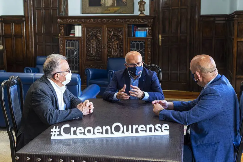 Reunión Manuel Baltar (Presidente da Deputación Ourense) con Alfredo García Rodriguez (Alcaldesa do Concello do Barco de Valdeorras) acompañados de Xoan Vázquez Mao (Secretario Xeral do Eixo Atlántico).