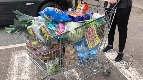 Carro supermercado lleno de comida