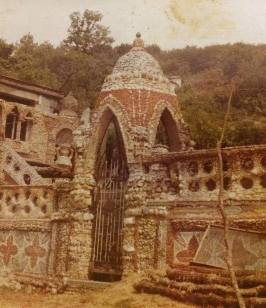 Entrada de A Casa das Pedriñas en A Veiga, al inicio de su construcción